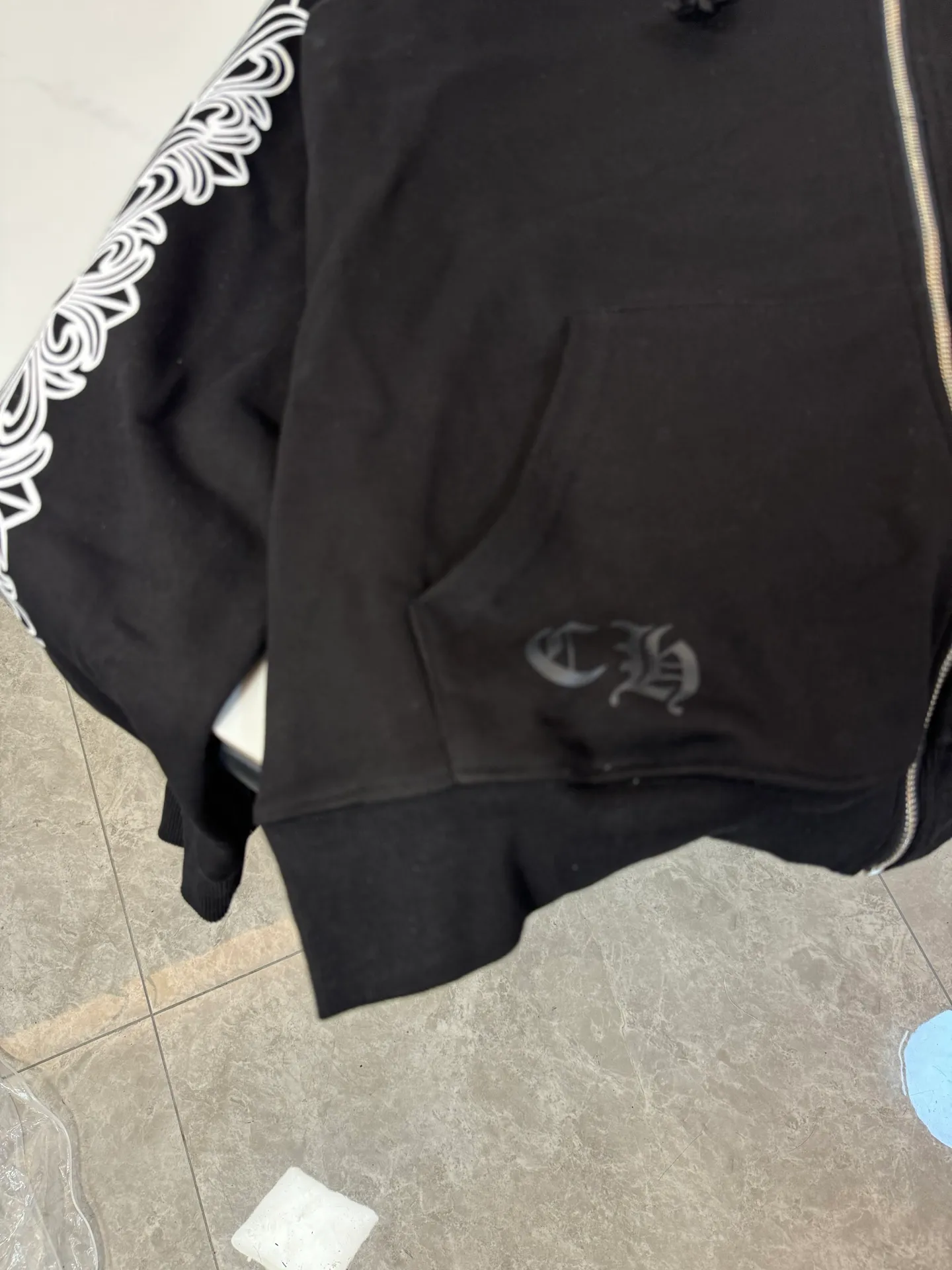 P280 Style number: S107 ChromeHearts 25 early autumn floral arm horseshoe hooded sweatshirt Sanskrit letter rattan flower cross horseshoe hooded sweatshirt The fabric is made of 440g pure cotton terry with matching threads Imported printing Original custom-made Hardware Color: Black Size: S-XL